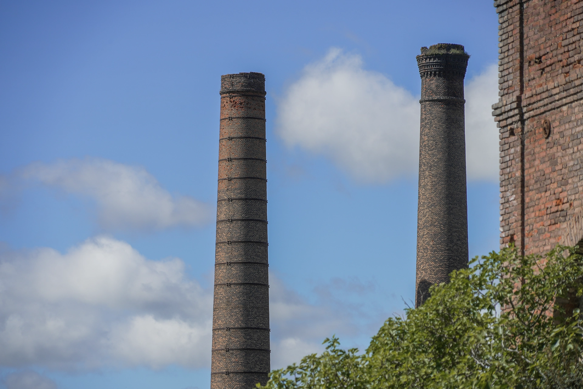 Chimeneas que dominan el paisaje industrial