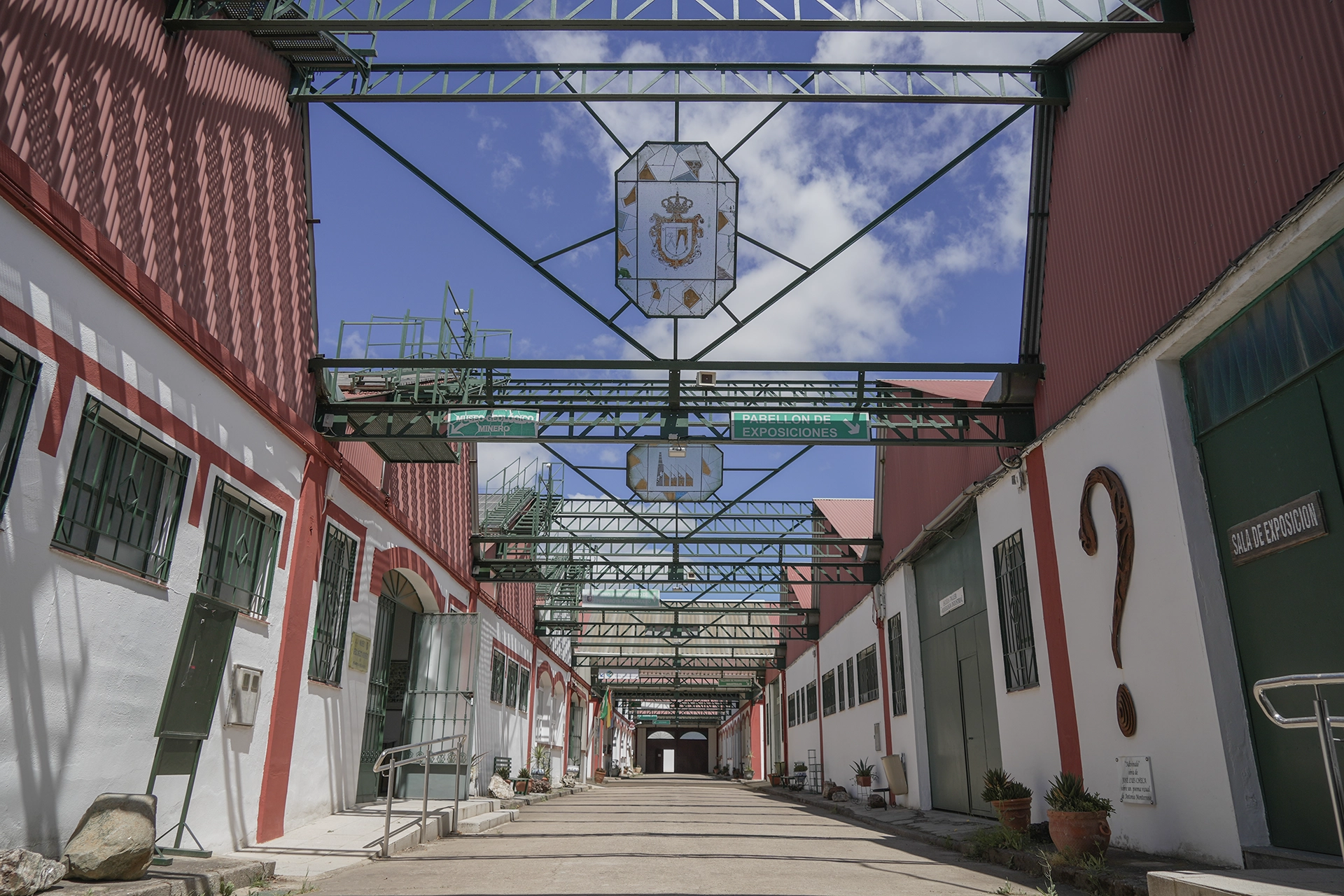Fachada y acceso a las colecciones geológicas
