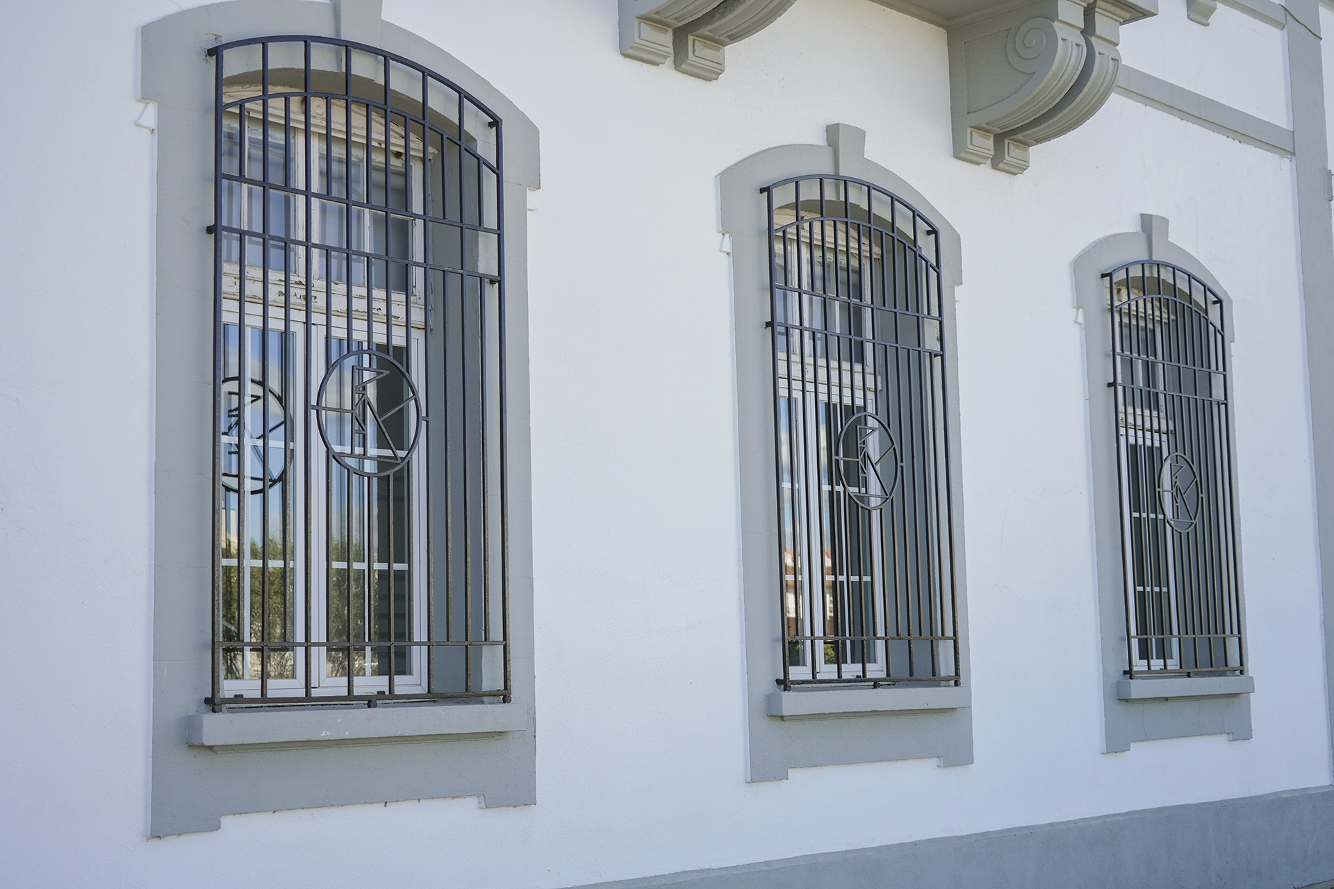 Detalle de la arquitectura y accesos del inmueble