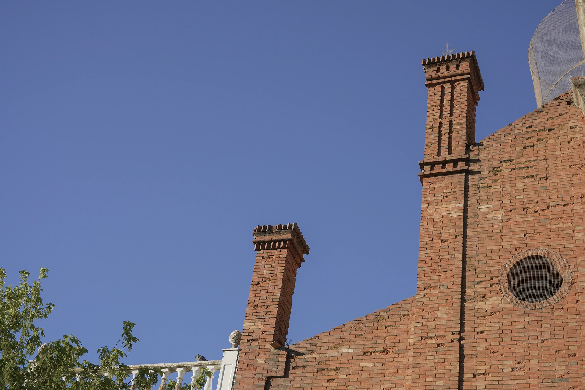 Arquitectura ecléctica con influencias neorrománicas y mudéjares