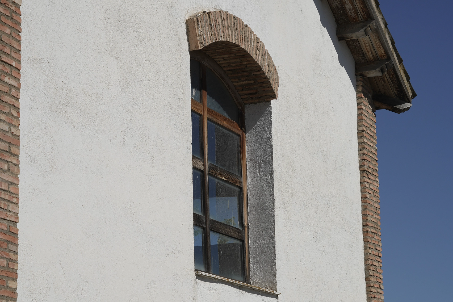 Detalle de las ruinas y construcciones del antiguo pozo minero