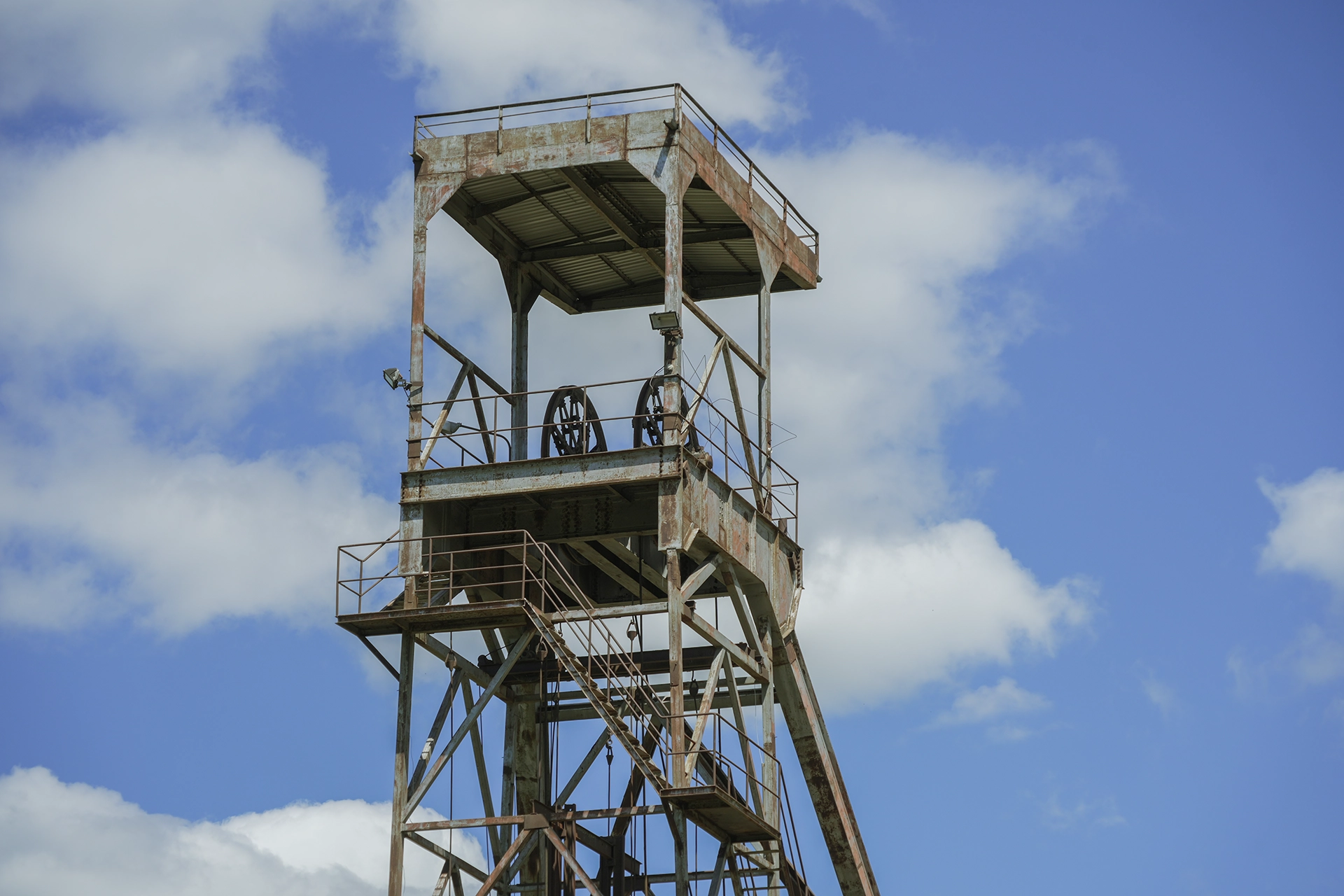 Estructuras de superficie y castillete del Pozo Espiel