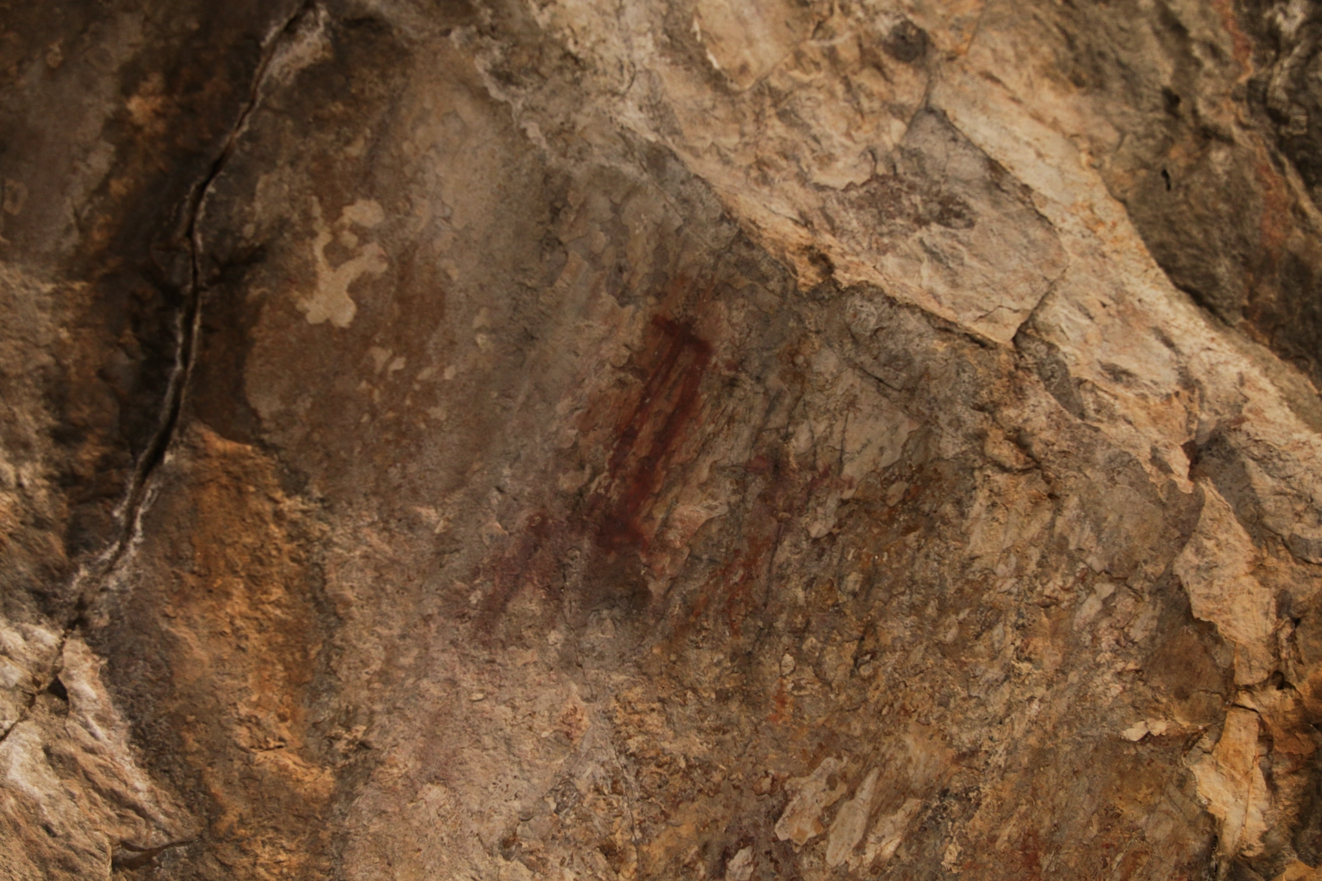 Vestigios de la muralla de piedra del poblado calcolítico