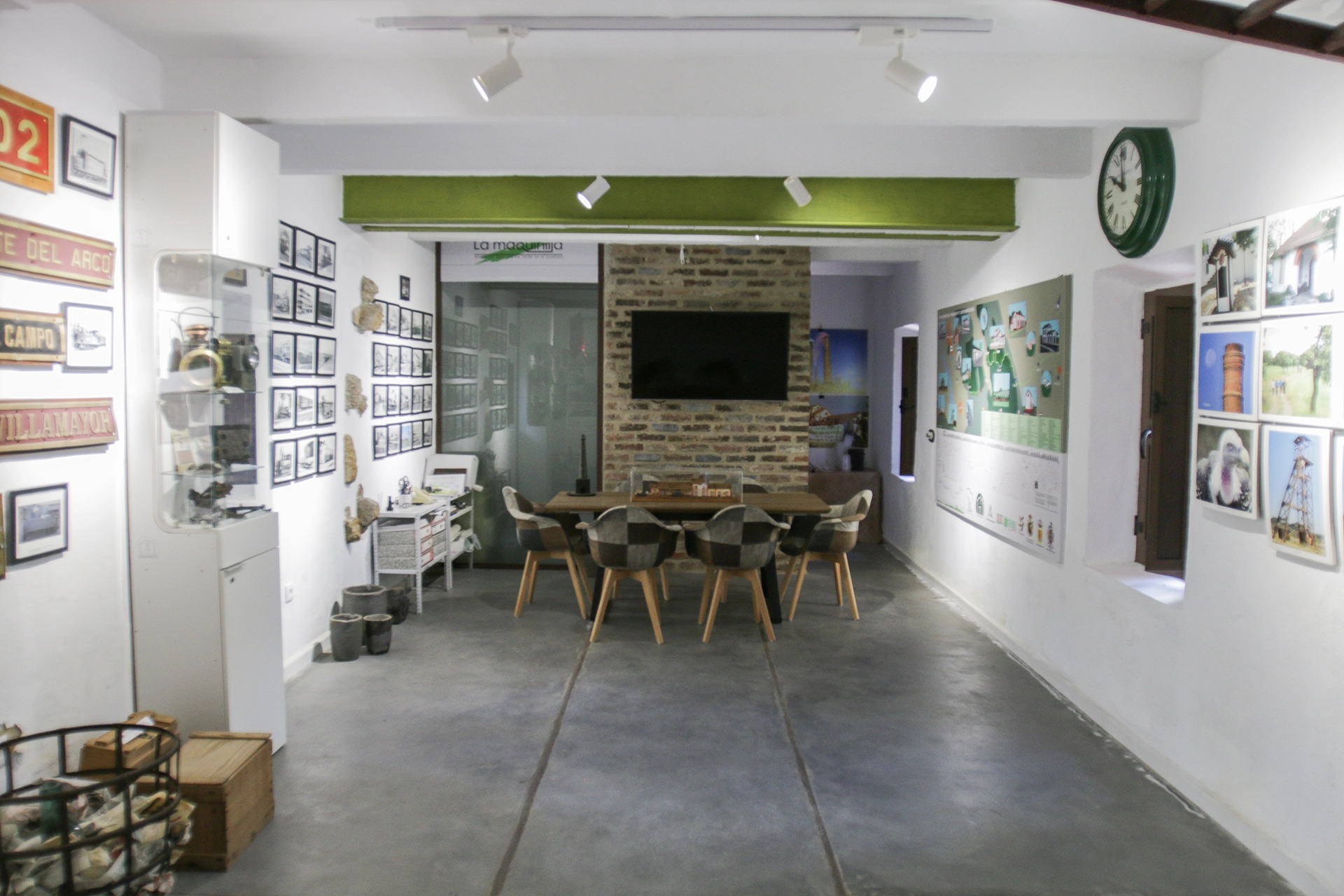 Interior del centro de recepción de visitantes