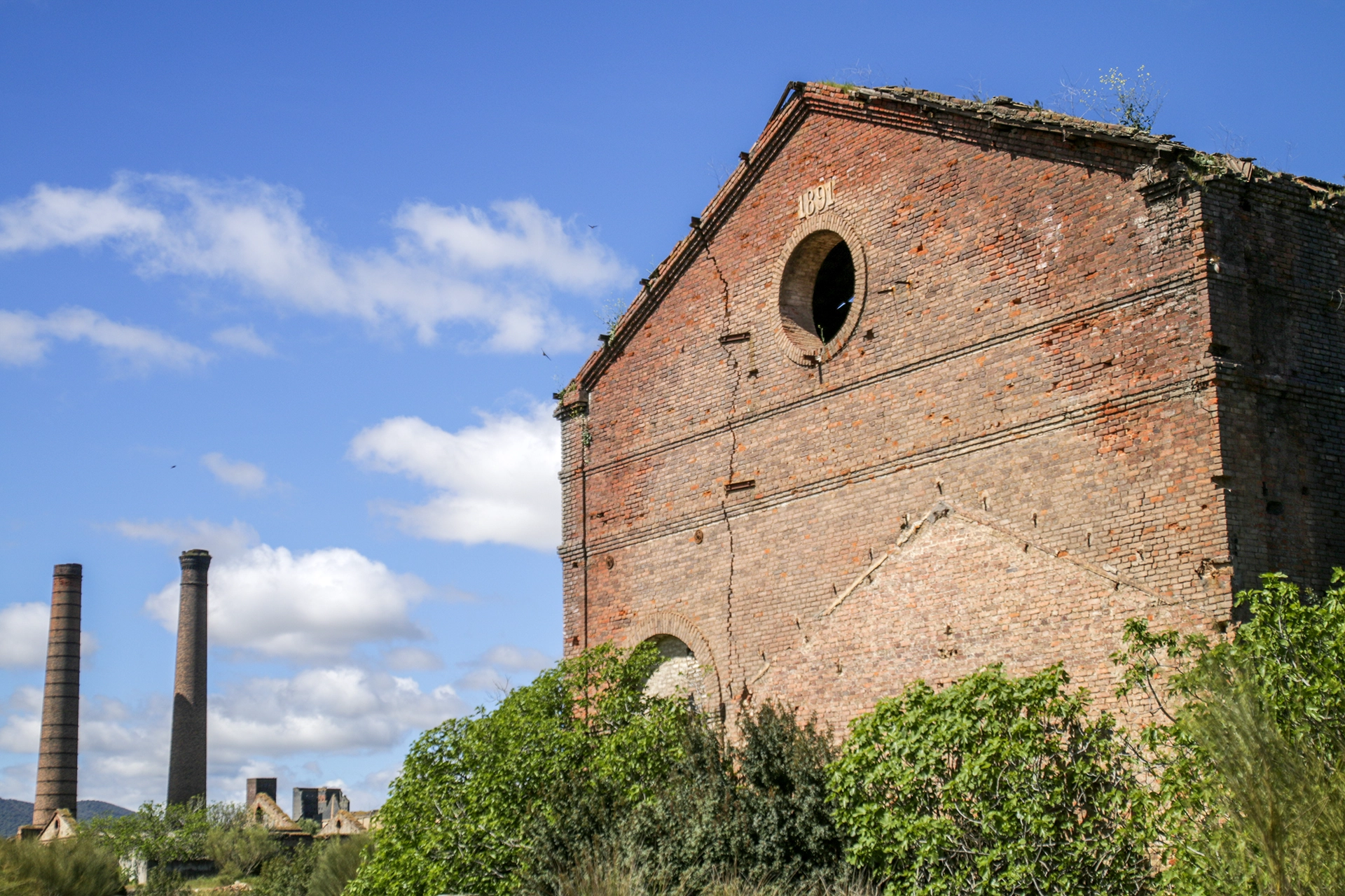 Silos de fertilizantes y construcciones de madera