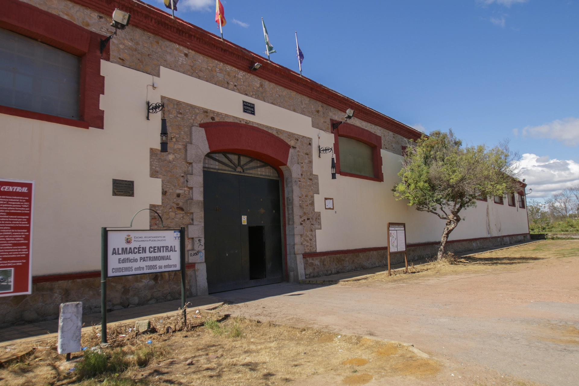 Visión lateral del gigantesco recinto de Peñarroya