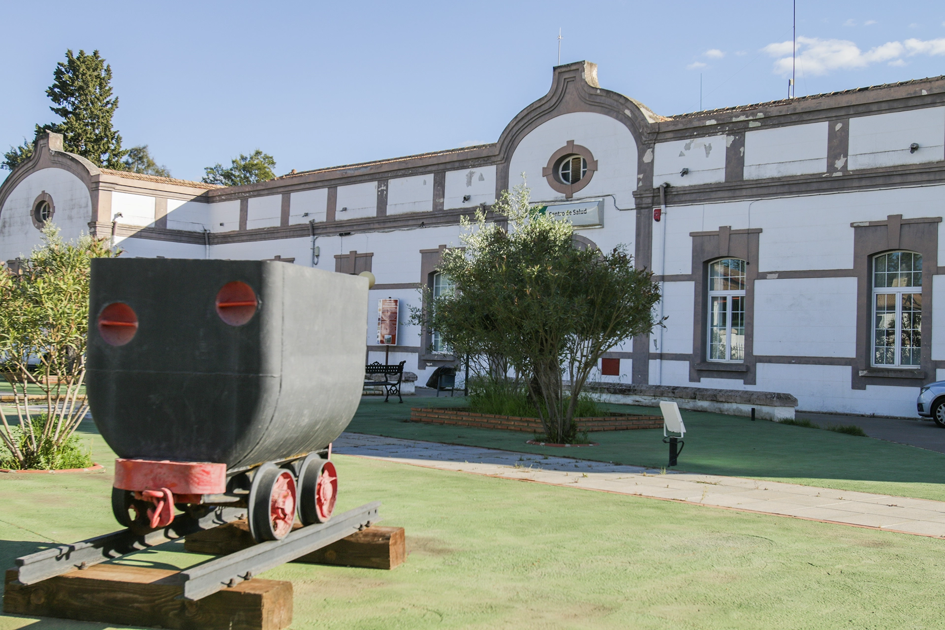 Fachada y acceso al antiguo Hospital Minero de Peñarroya